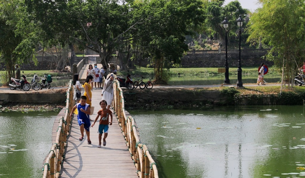 Cây cầu làm bằng gỗ, hai bên bằng tre tạo thêm nét riêng cho đảo Bồng Lai