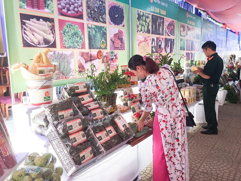Các sản phẩm nông sản tiêu biểu được quảng bá, giới thiệu trong ngày Cam Lộ nhận Bằng huyện đạt chuẩn nông thôn mới - Ảnh: PV​