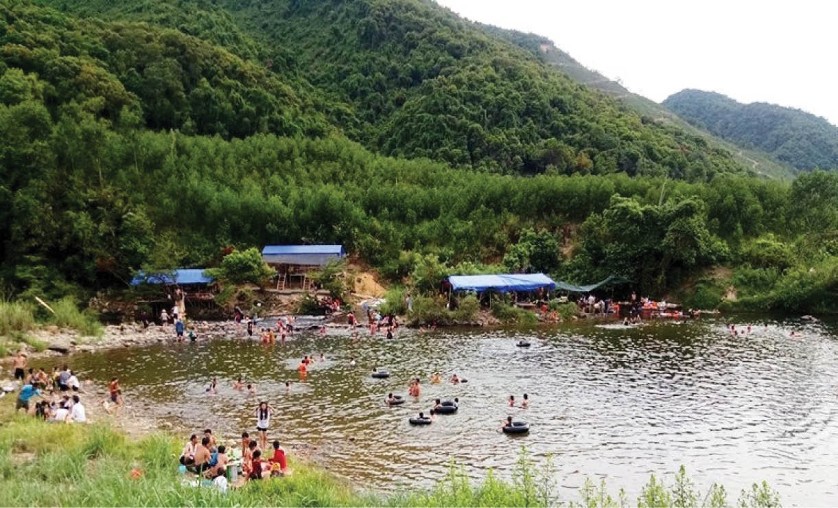 Suối Hầm Heo thu hút khách du lịch
