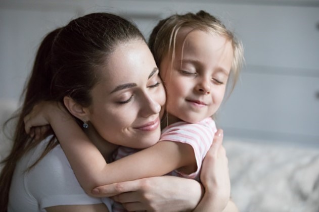 Ôm trẻ nhiều sẽ giúp hormone Oxytocin sản sinh và giúp trẻ phát triển toàn diện. Ảnh nguồn: AFP.