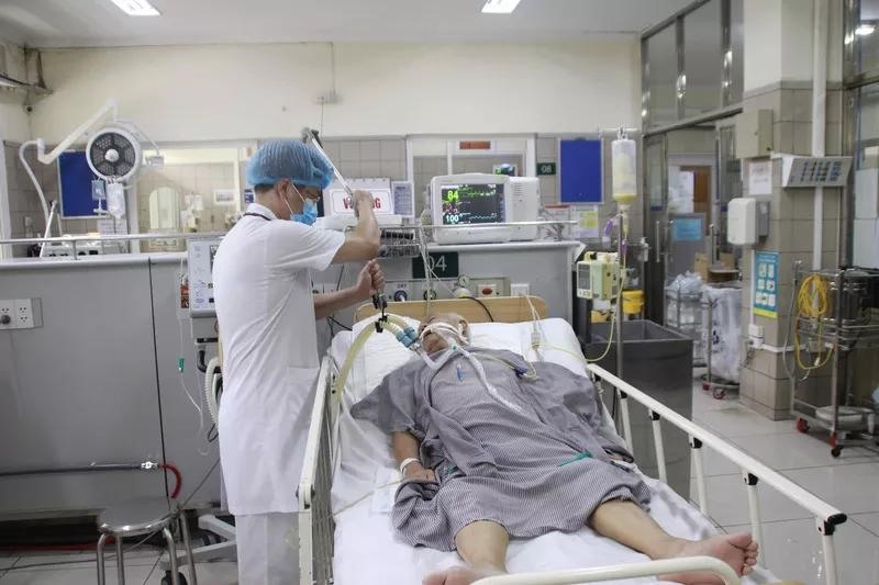 Bệnh nhân ngộ độc vi khuẩn clostridium botulinum điều trị tại BV Bạch Mai. Ảnh: SK&ĐS