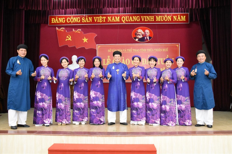 Cán bộ công chức ngành văn hóa Huế với trang phục áo dài truyền thống.