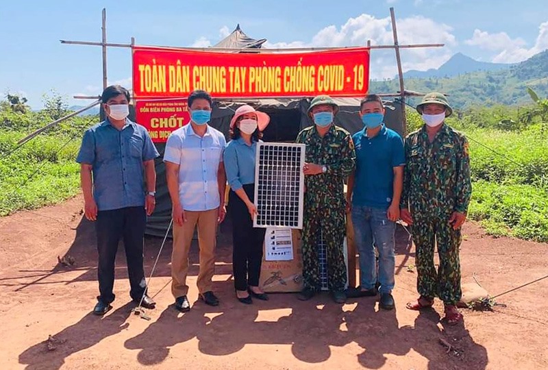 Thượng úy Nguyễn Tuấn Anh (thứ 2 từ phải qua) cùng các mạnh thường quân trao tặng đèn năng lượng mặt trời cho chốt kiểm dịch biên giới - Ảnh: N.T​