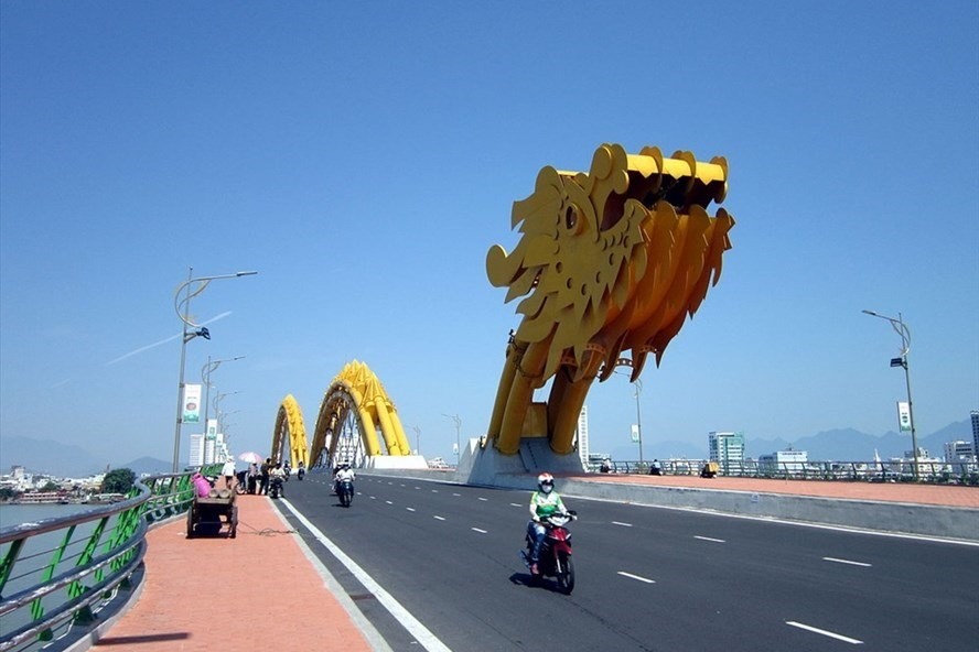 Cầu Rồng là một trong những điểm du lịch thu hút nhiều du khách khi đến với Đà Nẵng. Ảnh: HỮU LONG