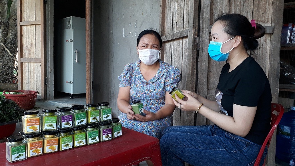 Chị Nguyên đang trao đổi với Chủ tịch Hội LHPN xã Hướng Lộc về các sản phẩm bột rau củ sấy lạnh của mình