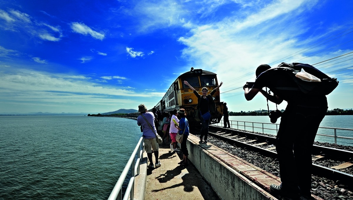 Du lịch bằng tàu hỏa qua đập Pa Sak Jolasi, Thái Lan. Nguồn: Wikipedia