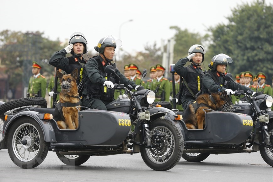 Lực lượng Cảnh sát cơ động và chó nghiệp vụ tại Lễ xuất quân. (Ảnh: Doãn Tấn/TTXVN)