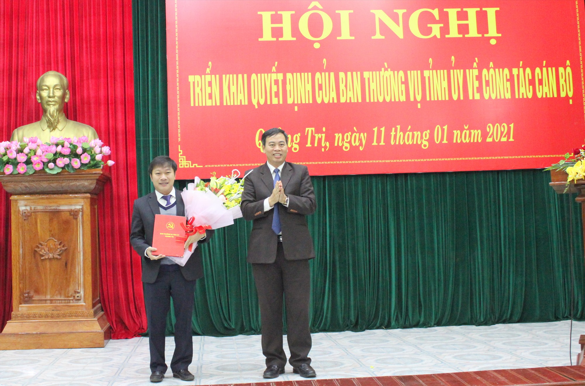 Phó Bí thư Thường trực Tỉnh ủy, Chủ tịch HĐND tỉnh Nguyễn Đăng Quang trao quyết định và tặng hoa chúc mừng tân Chánh Văn phòng Tỉnh ủy Nguyễn Khánh Vũ - Ảnh: K.S