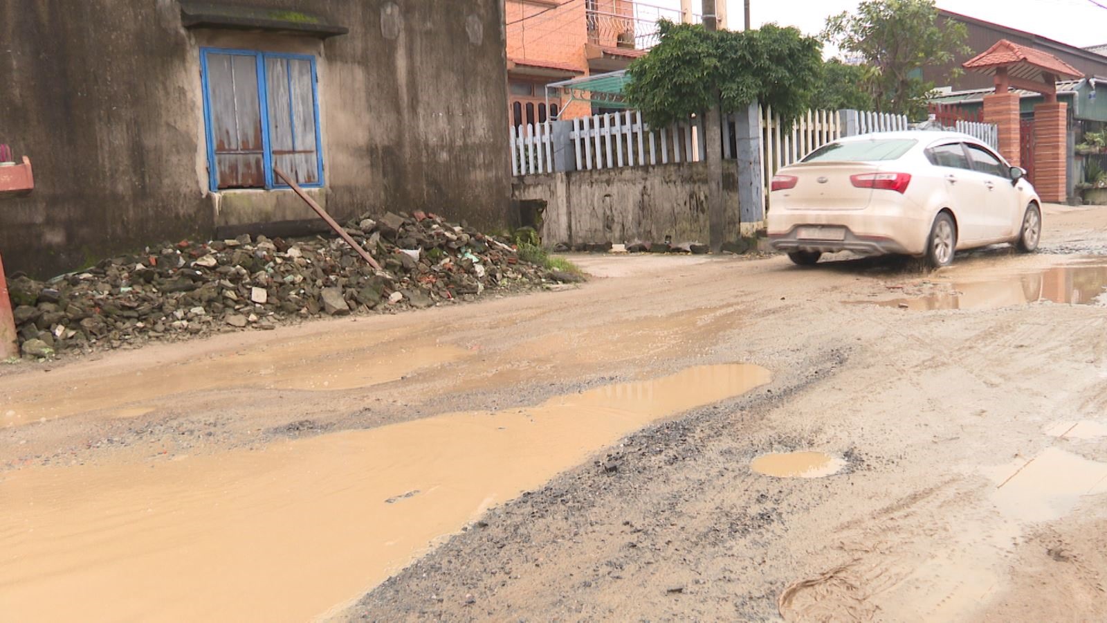 Tình trạng lầy lội của con đường khi vào mùa mưa lũ