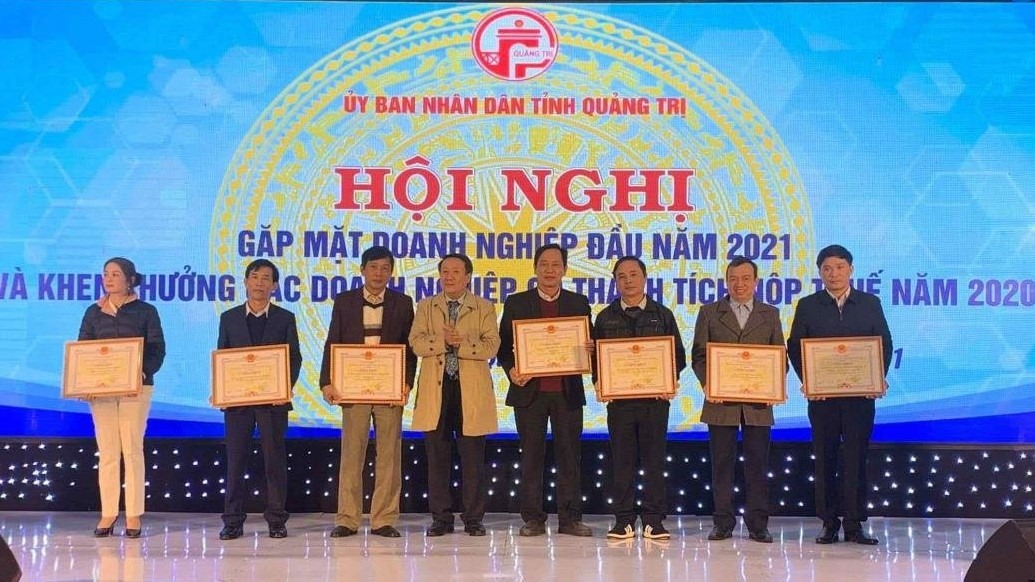 Công ty Điện lực Quảng Trị  là một trong 18 doanh nghiệp trên địa bàn được UBND tỉnh Quảng Trị tặng Bằng khen có thành tích trong nghĩa vụ nộp thuế năm 2020