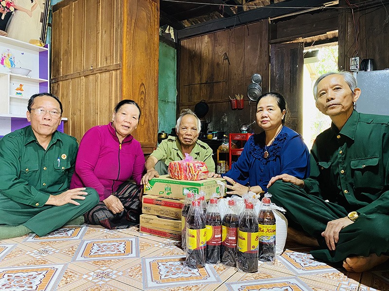 Bà Thắm (thứ 2, từ phải sang) thăm và tặng quà cho các hộ gia đình khó khăn trong đợt mưa lũ tháng 10/2020 - Ảnh: T.P​