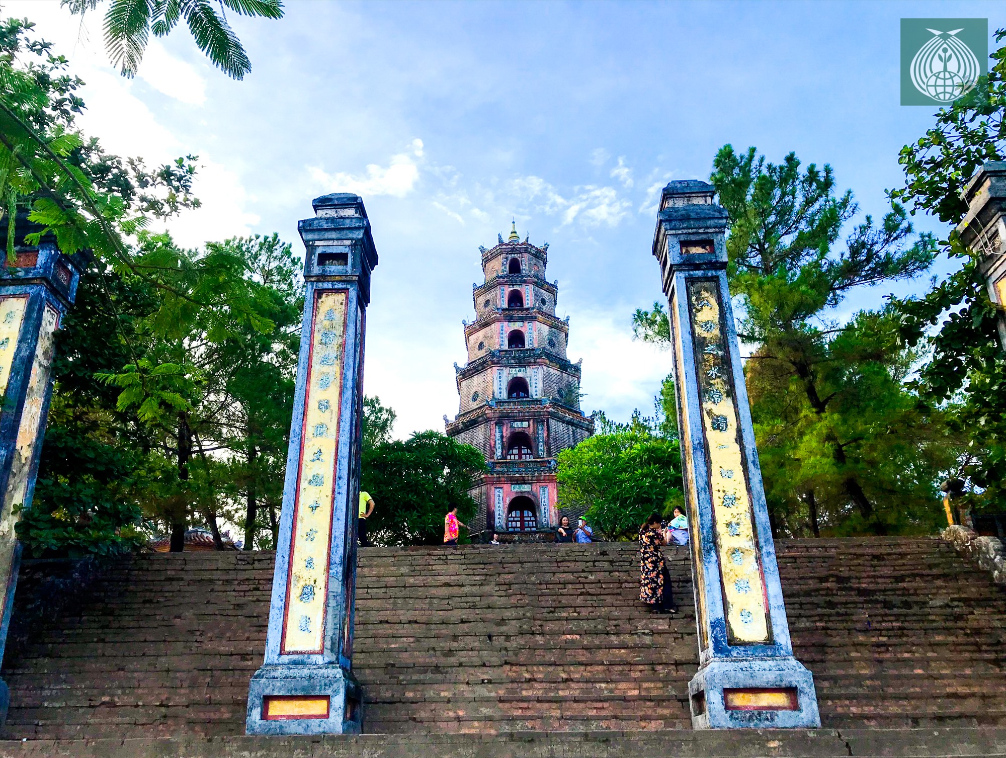Chùa Thiên Mụ tọa lạc tại phường Kim Long (TP. Huế, tỉnh Thừa Thiên – Huế), từ lâu đã trở thành một trong những biểu tượng của xứ Huế mộng mơ.