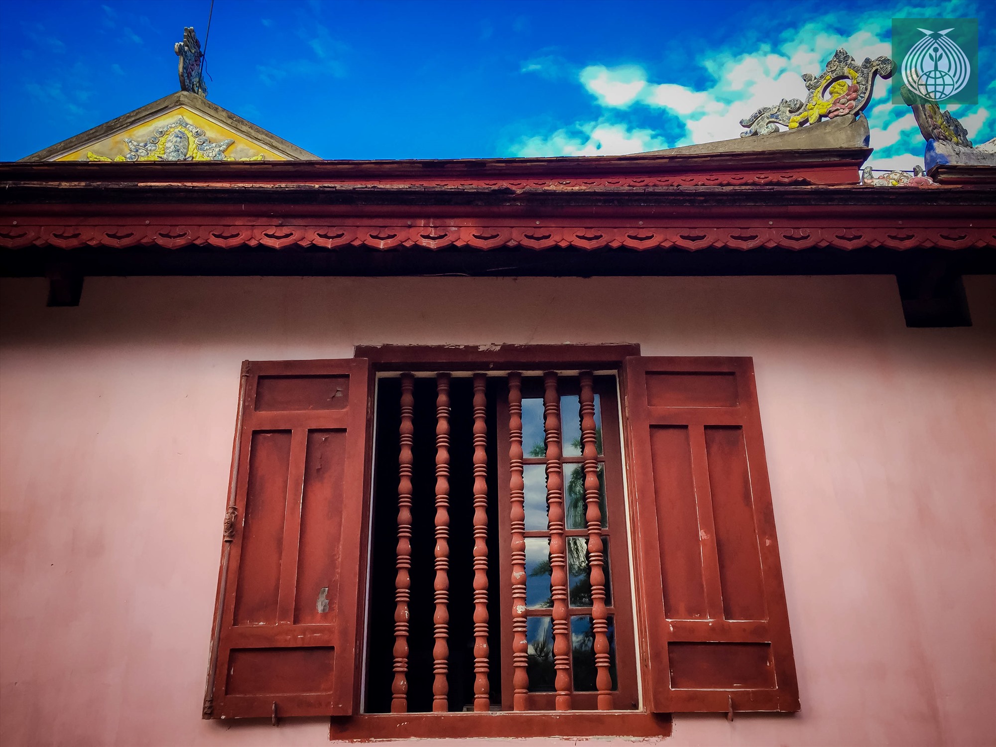 Ô cửa sổ bằng gỗ với thiết kế mang đậm dấu ấn lịch sử.