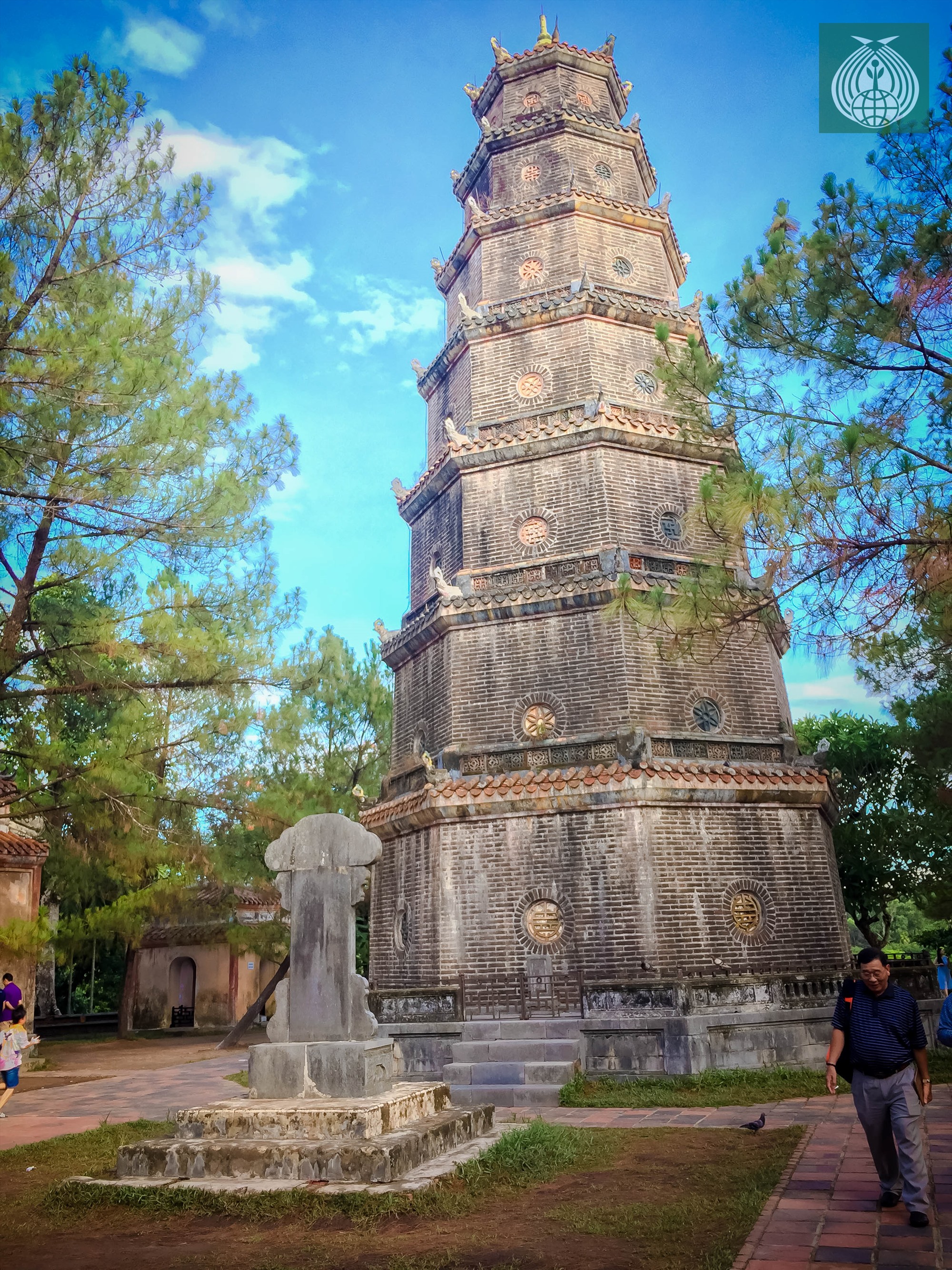 Tháp Phước Duyên cao đến 21m với hình dạng bát giác và có bảy tầng, mỗi tầng tháp đều có thờ tượng Phật.