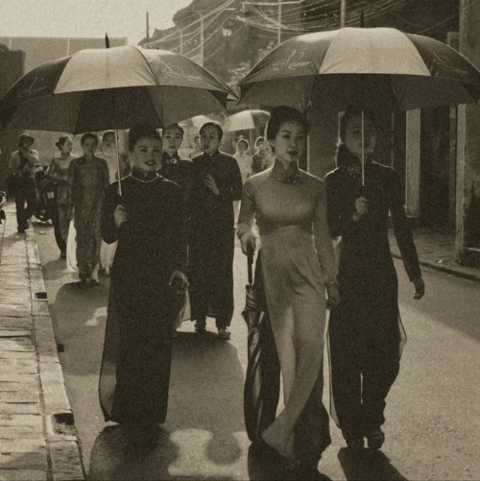 Áo dài trên phố Hà Nội xưa (Ảnh minh họa: internet).
