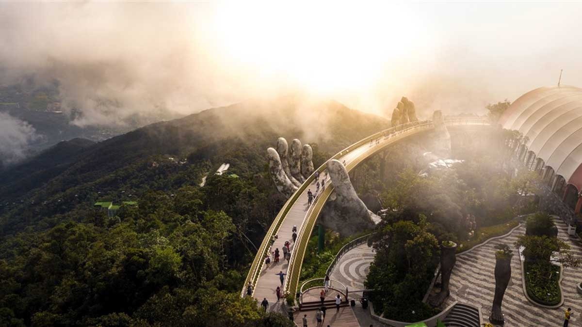 Cây Cầu Vàng với thiết kế như một dải lụa được nâng đỡ bởi đôi bàn tay khổng lồ rêu phong giữa lưng chừng núi.