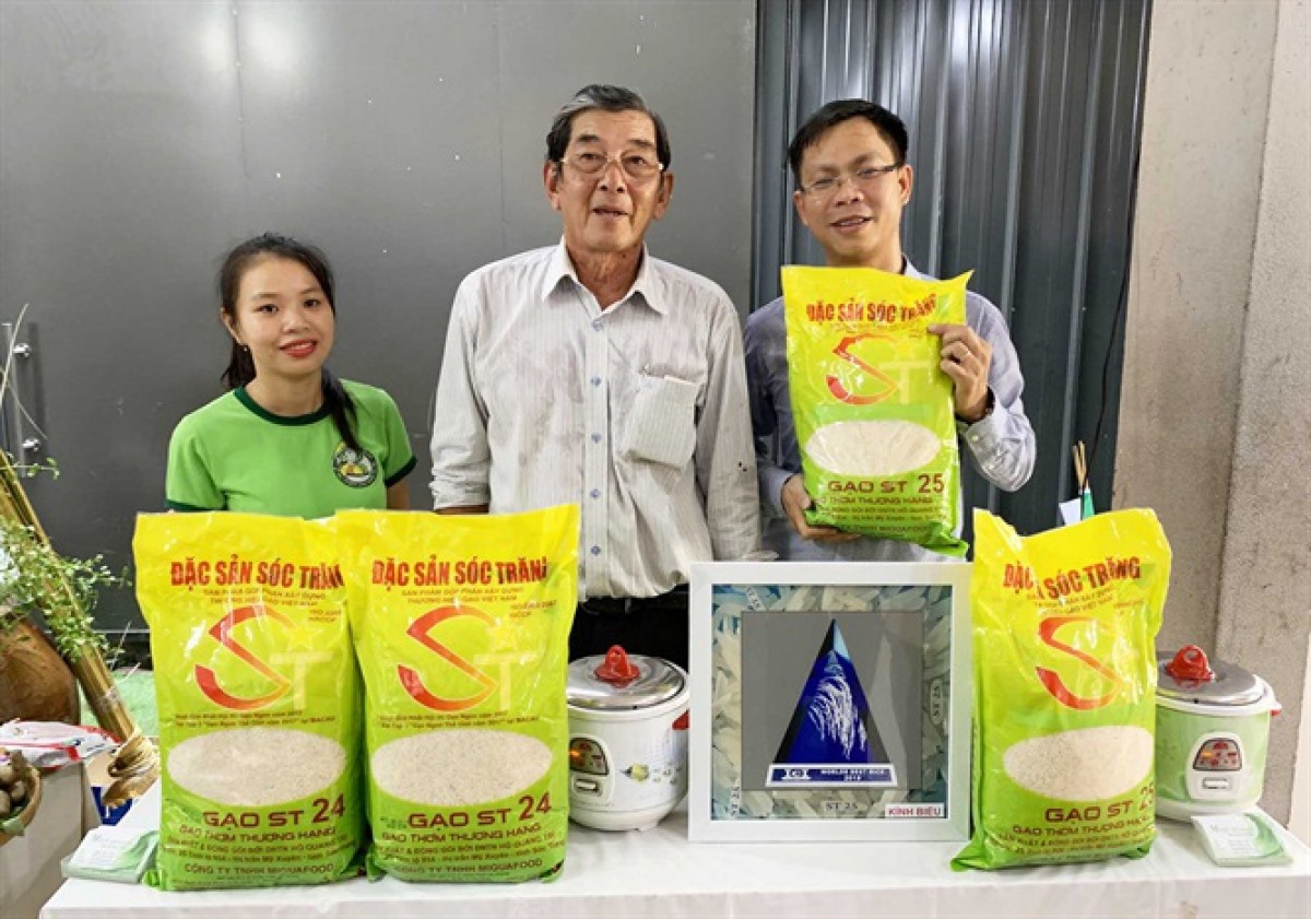 AHLĐ Hồ Quang Cua (giữa) giới thiệu gạo ST25 tại điểm bán hàng gạo ST ở TP HCM. Ảnh: Vietnambiz.vn