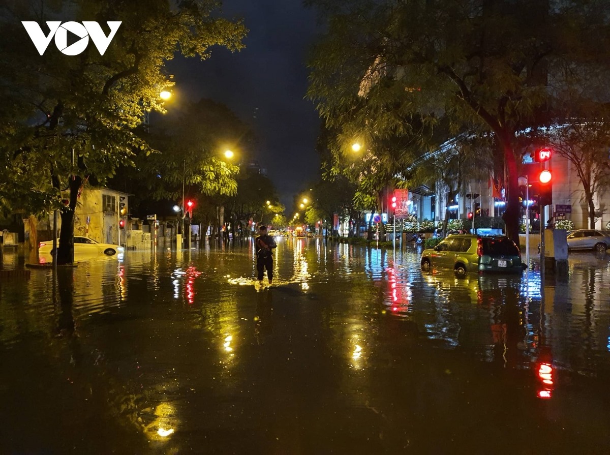 Tối 24/1/2020, người dân Hà Nội đón giao thừa trong mưa giông, sấm sét.