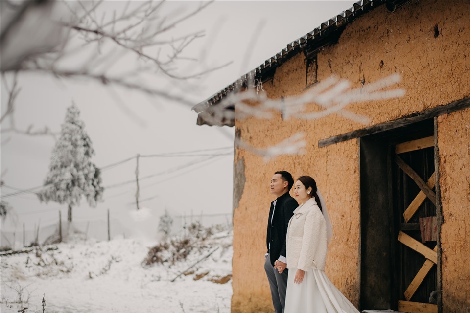 Trong số những người may mắn đó có cặp đôi Thương và Linh (Hà Nội), họ đã có một bộ ảnh cưới tuyệt đẹp dưới mưa tuyết - điều rất hiếm gặp tại Việt Nam.
