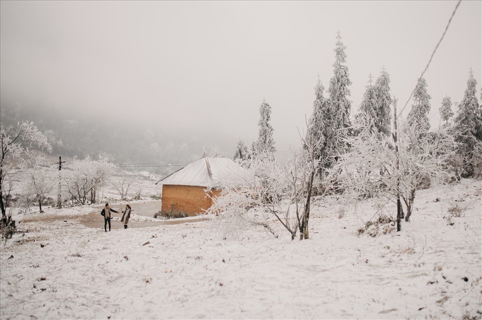 Bên cạnh các bức ảnh chụp đường, mái nhà, cây phủ trắng tuyết, băng giá thì bộ ảnh cưới của cặp đôi Linh - Thương chụp giữa trời tuyết ở Y Tý (Lào Cai) cũng gây xôn xao dân mạng.