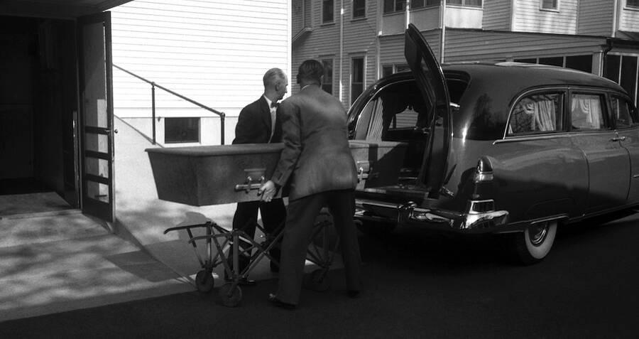 Thi hài của Albert Einstein được đưa lên xe tang bên ngoài nhà tang lễ Princeton, New Jersey, ngày 18/4/1955.