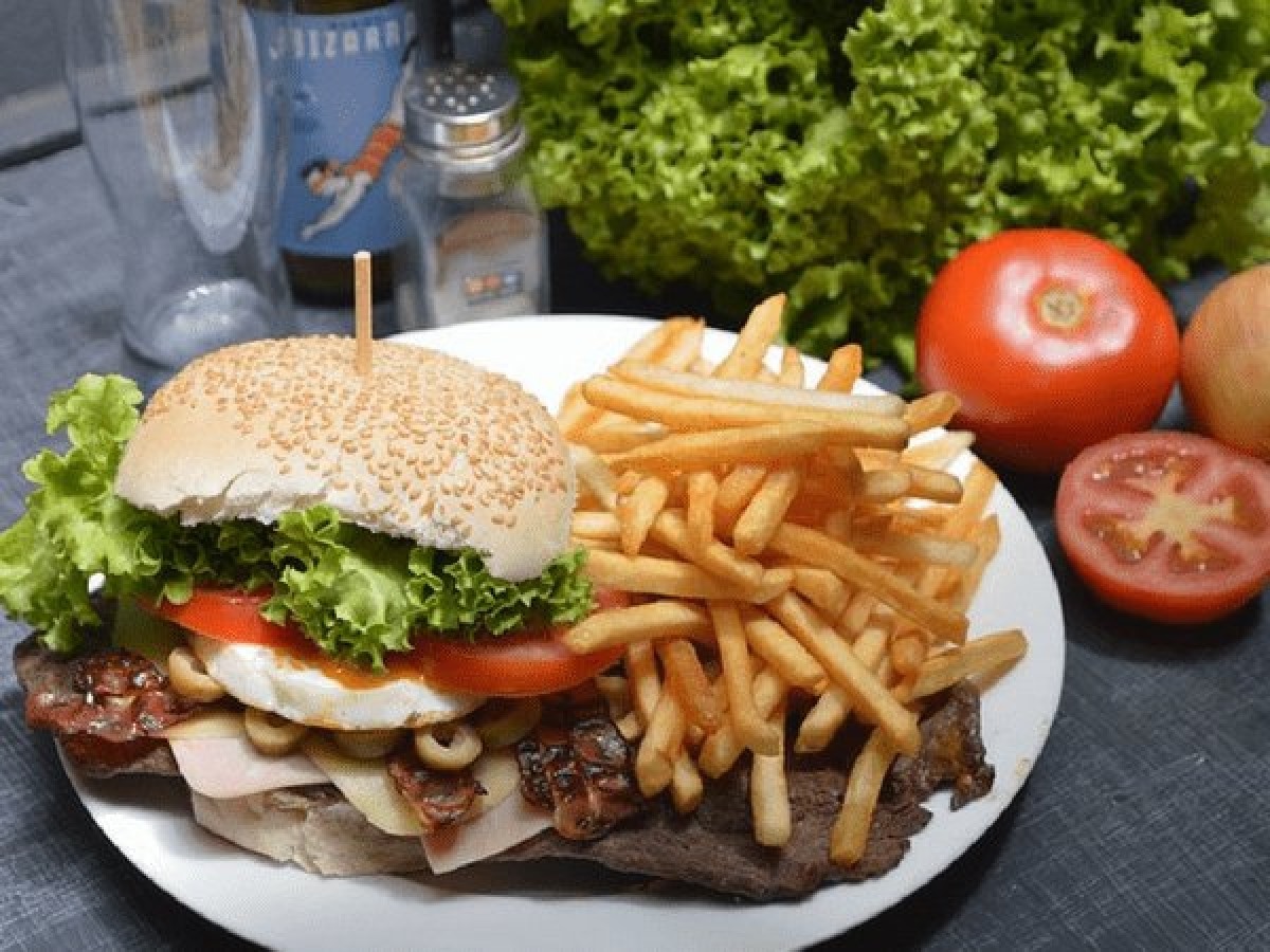 Hamburger và khoai tây chiên: Hamburger và khoai tây chiên đều có hàm lượng tinh bột và chất béo chuyển hóa rất cao, do đó hai món này kết hợp sẽ làm tăng vọt mức cholesterol và mức đường huyết trong cơ thể, đồng thời khiến bạn mệt mỏi và buồn ngủ.