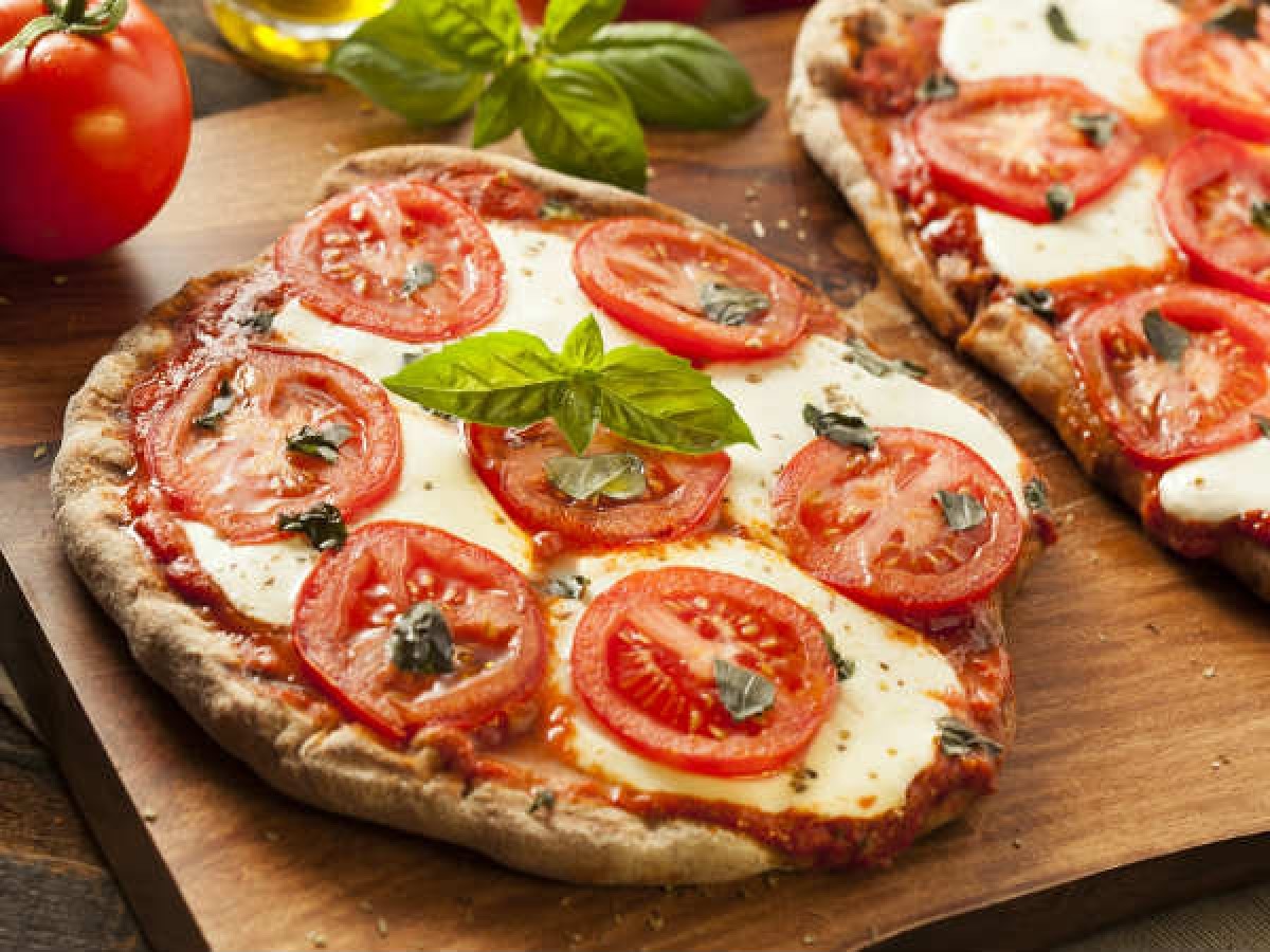 Pizza và nước có ga: Lượng carb, protein và tinh bột trong pizza đòi hỏi rất nhiều năng lượng để có thể tiêu hóa, mà nước ngọt có ga lại làm chậm quá trình tiêu hóa. Do vậy, vừa ăn pizza vừa uống nước ngọt sẽ dẫn đến tình trạng khó tiêu.