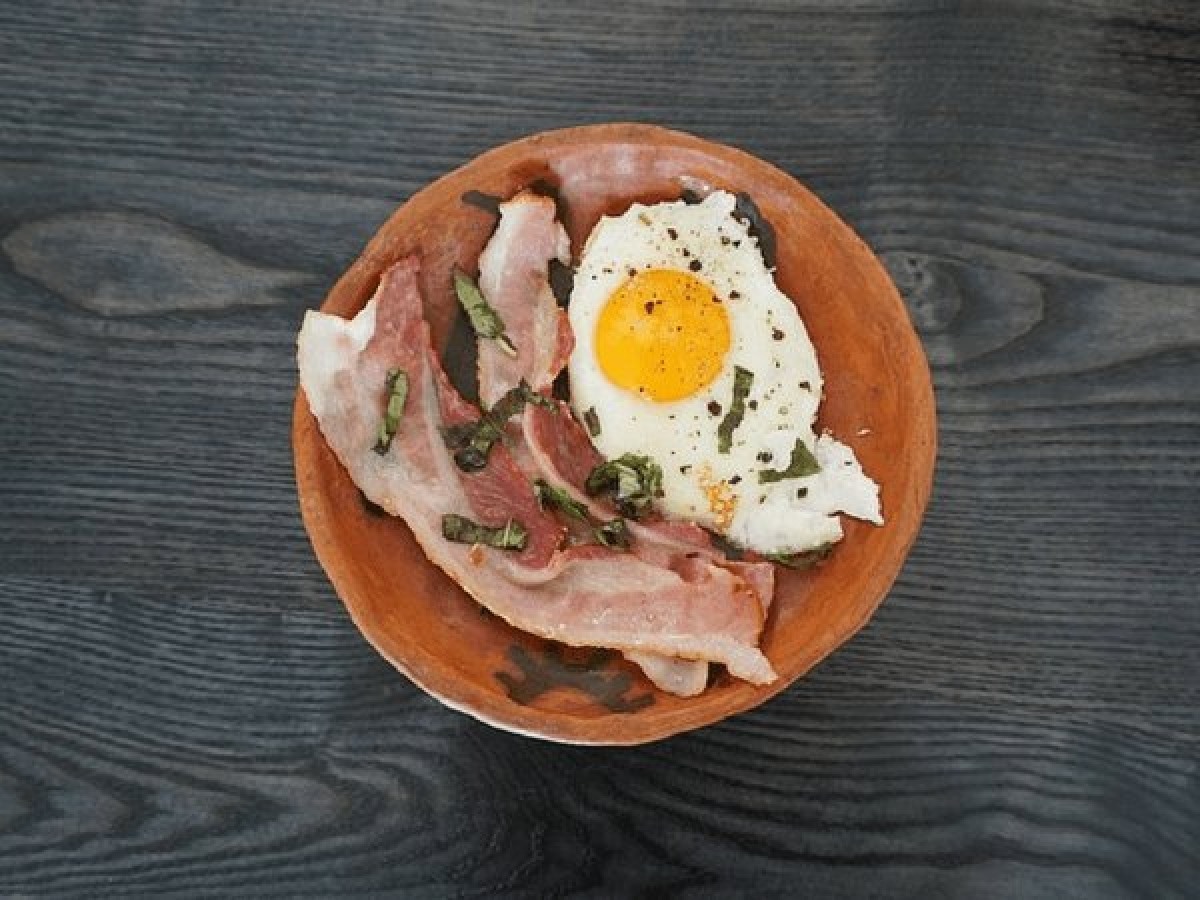 Trứng và thịt xông khói: Một bữa sáng phong cách phương Tây với trứng và thịt xông khói nghe có vẻ hấp dẫn, nhưng hàm lượng protein cao trong trứng khi kết hợp với lượng chất béo trong thịt sẽ gây khó tiêu, khiến bạn lờ đờ mệt mỏi suốt cả ngày.