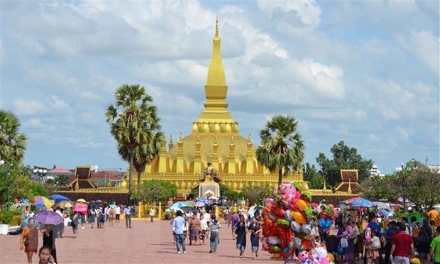 Người dân Lào tới tham dự Lễ hội Thạt Luổng. (Ảnh: Thu Phương/TTXVN)