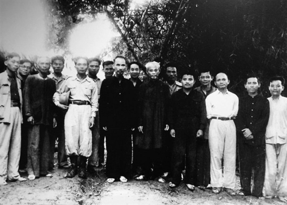 Chủ tịch Hồ Chí Minh cùng Đại tướng Võ Nguyên Giáp và các thành viên Hội đồng Chính phủ năm 1948.