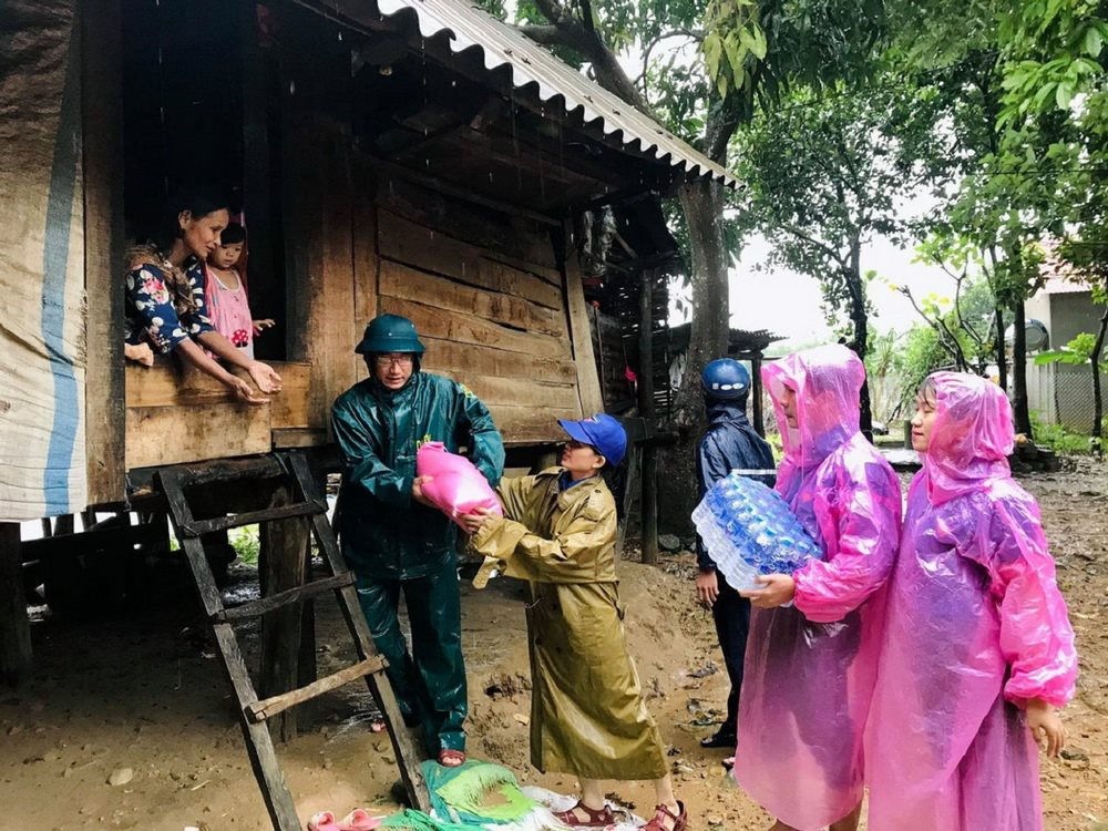 Các tổ chức đoàn thể trao quà hỗ trợ cho người dân Quảng Trị bị ảnh hưởng bởi mưa lũ
