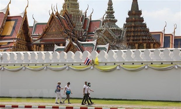Du khách tham quan bên ngoài Hoàng cung Thái Lan ở Bangkok. (Nguồn: THX/TTXVN)