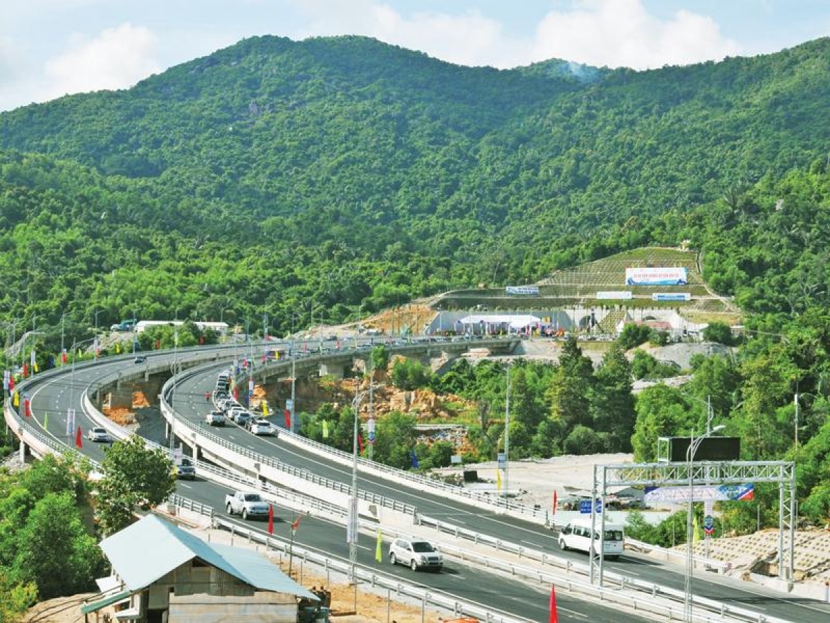 Công trình hầm đường bộ trên tuyến QL1 đang phát huy sức mạnh liên kết của miền Trung.