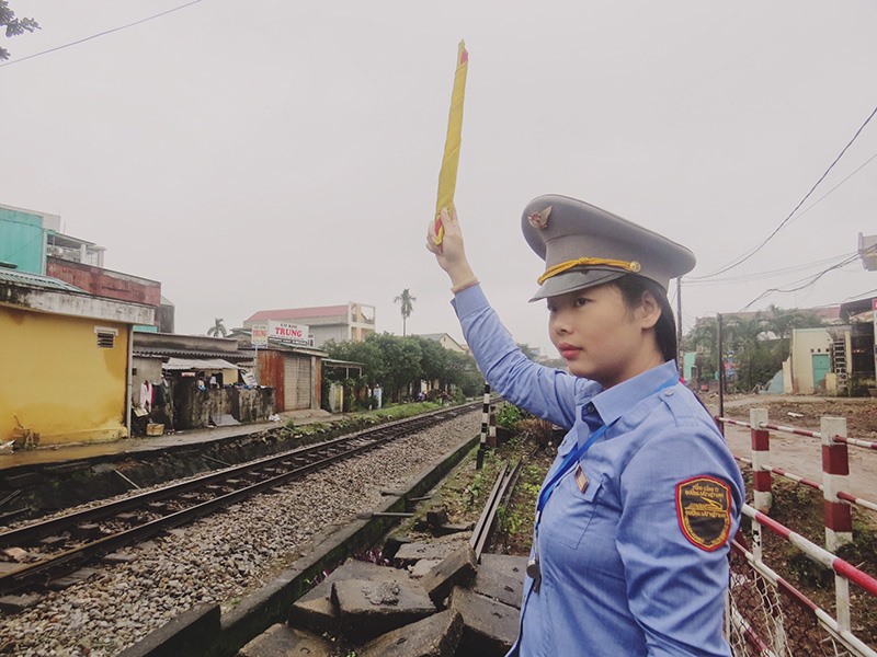 Chị Trần Thị Cẩm Hằng luôn giữ tinh thần tập trung, không rời vị trí mỗi khi có chuyến tàu qua -Ảnh: V.K.L​