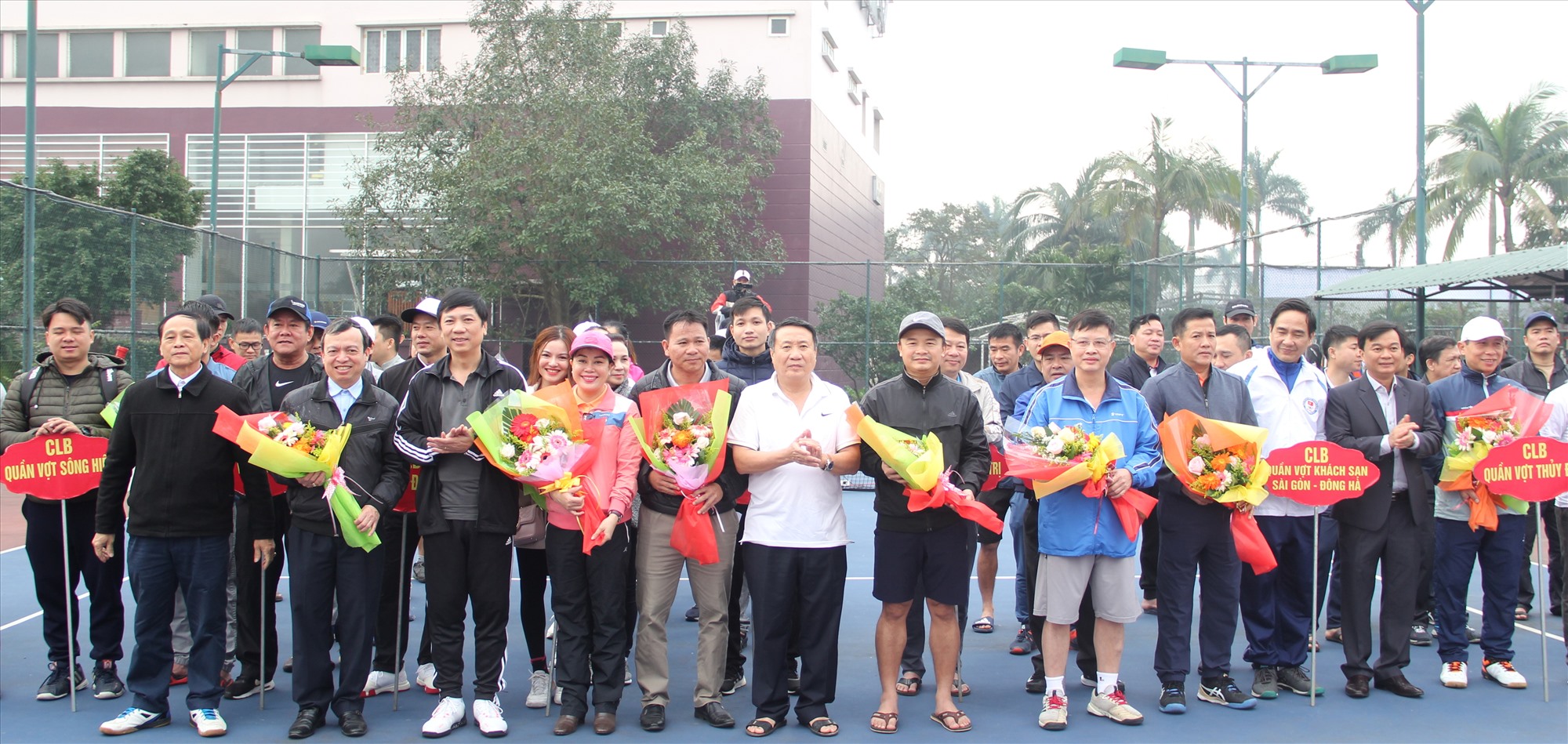 Lãnh đạo tỉnh và Ban tổ chức giải tặng hoa cho các CLB quần vợt và đội ngũ trọng tài - Ảnh: M.Đ