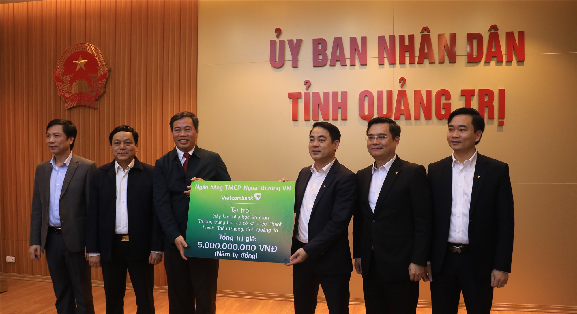 Lãnh đạo Vietcombank Việt Nam trao biển tượng trưng hỗ trợ 5 tỉ đồng xây dựng Khu nhà học bộ môn Trường Trung học cơ sở Triệu Thành, huyện Triệu Phong -Ảnh: T.T