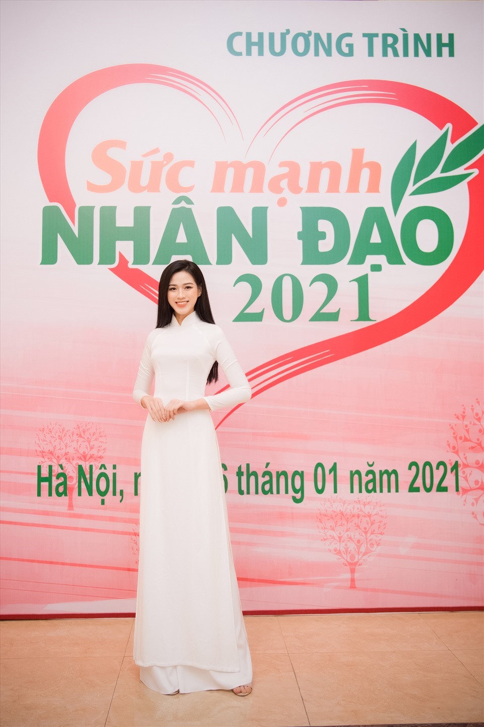 Sau gần 2 tháng đăng quang Hoa hậu Việt Nam 2020, Đỗ Thị Hà đã luôn tích cực trong các hoạt động cộng đồng. Với danh hiệu cao quý, cô đã lan tỏa được lòng nhân ái cũng như truyền cảm hứng cho giới trẻ về tinh thần tương thân tương ái. Mới đây cô vừa đảm nhận cương vị mới, đó chính là đại sứ hình ảnh của Hội Chữ thập đỏ Việt Nam. Ảnh: SV.