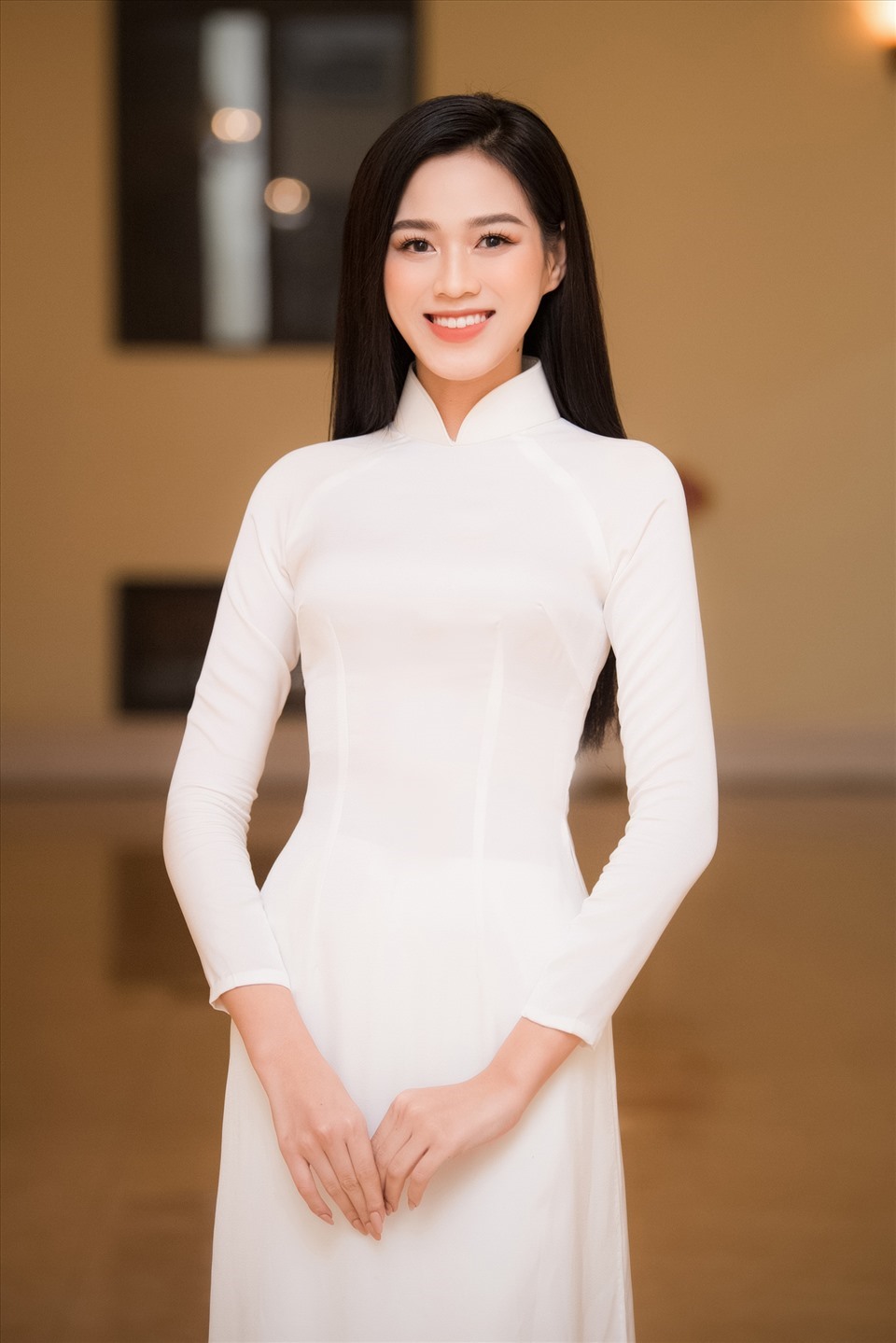Sau gần 2 tháng đăng quang Hoa hậu Việt Nam 2020, Đỗ Thị Hà đã luôn tích cực trong các hoạt động cộng đồng. Với danh hiệu cao quý, cô đã lan tỏa được lòng nhân ái cũng như truyền cảm hứng cho giới trẻ về tinh thần tương thân tương ái. Mới đây cô vừa đảm nhận cương vị mới, đó chính là đại sứ hình ảnh của Hội Chữ thập đỏ Việt Nam. Ảnh: SV.