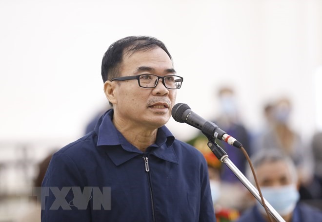 Bị cáo Trương Văn Út (50 tuổi, cựu Phó Trưởng phòng Quản lý đất, Sở Tài nguyên và Môi trường Thành phố Hồ Chí Minh) khai báo trước tòa. (Ảnh: Doãn Tấn/TTXVN)