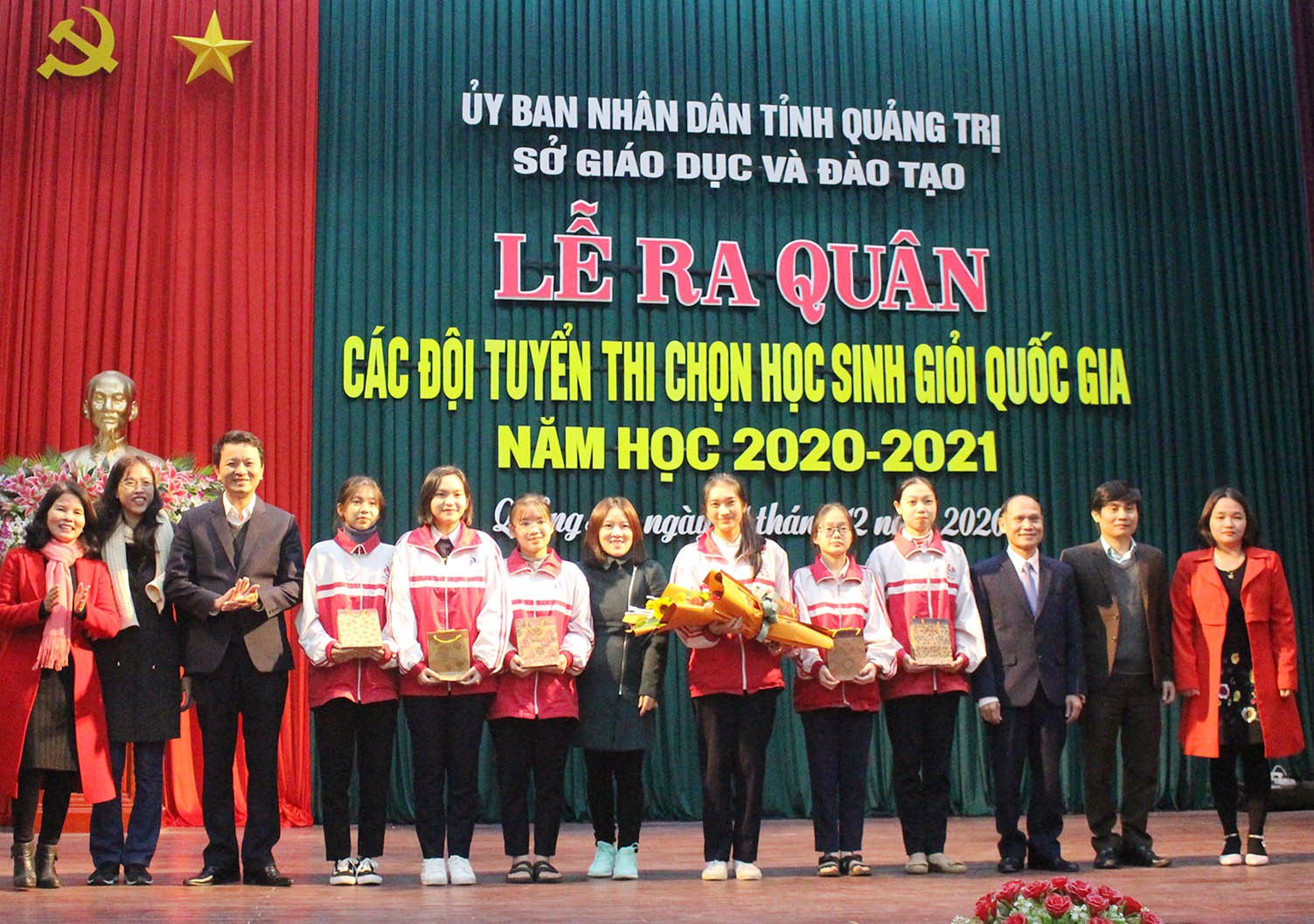 Đội học sinh Ngữ văn dự thi HSGQG năm học 2020-2021 cùng thầy cô giáo trong ngày lễ ra quân-Ảnh:Tú Linh
