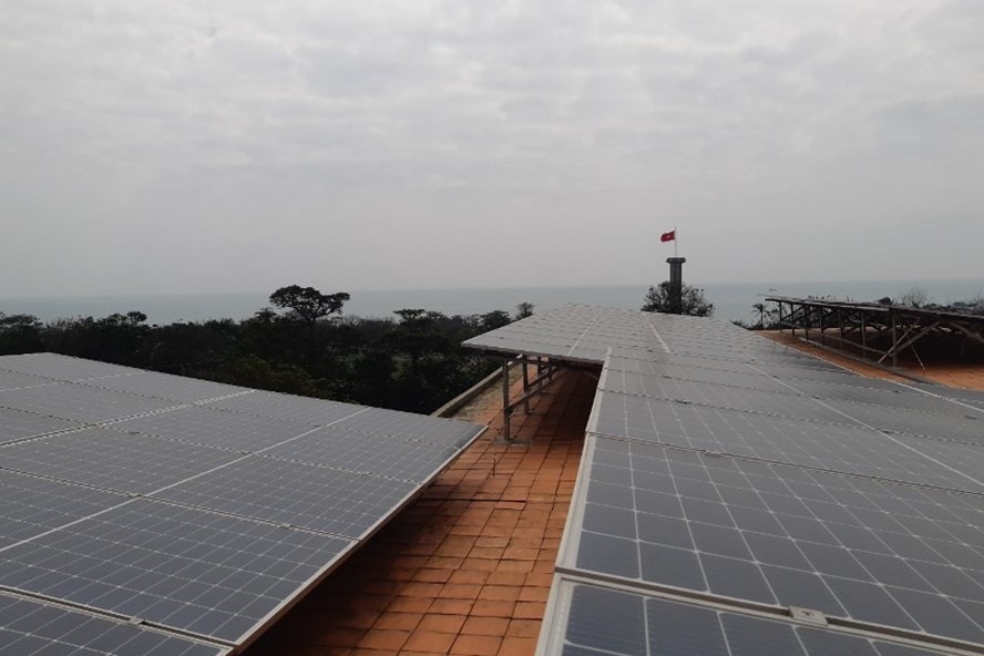 Hệ thống điện mặt trời mái nhà 35kWp tại Nhà điều hành sản xuất Trạm điện Cồn Cỏ. Ảnh: Văn Thành