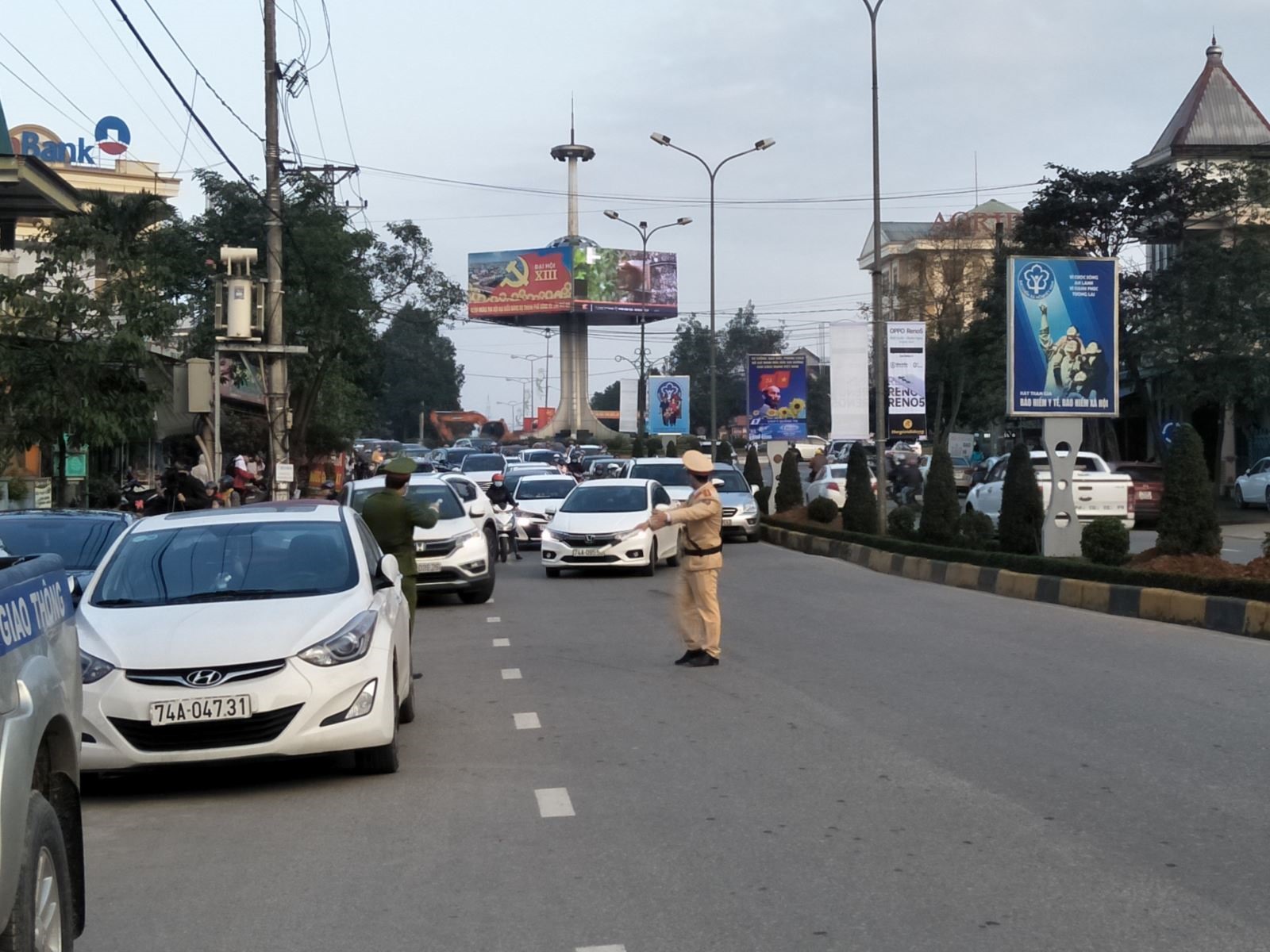 Lực lượng cảnh sát giao thông thành phố Đông Hà tăng cường điều tiết giao thông tại khu vực cổng Trường Trưng Vương