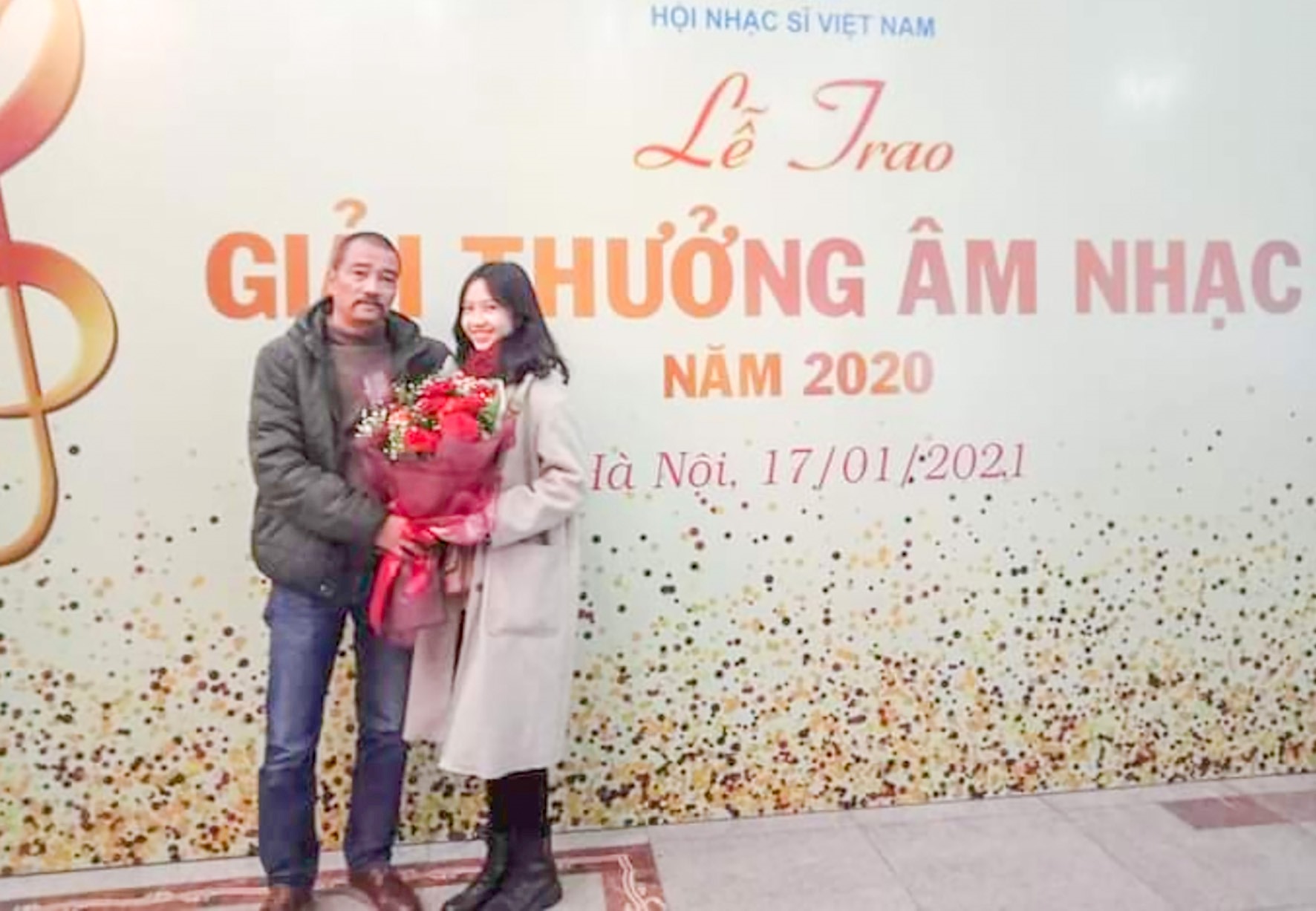Nhạc sĩ Nguyễn Xuân Vũ cùng con gái tại buổi trao Giải thưởng Âm nhạc năm 2020 - Ảnh: NVCC​