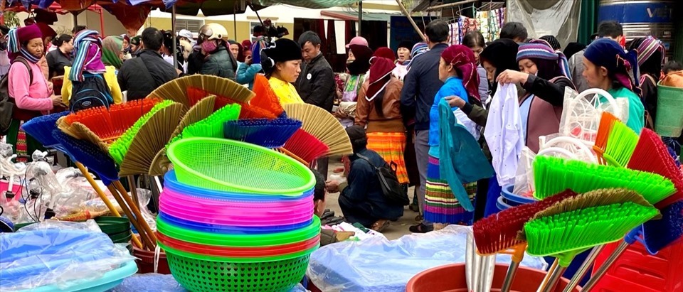 Bữa tiệc sắc màu trong các chợ phiên vùng cao, trông rất vui mắt (ảnh T.H)