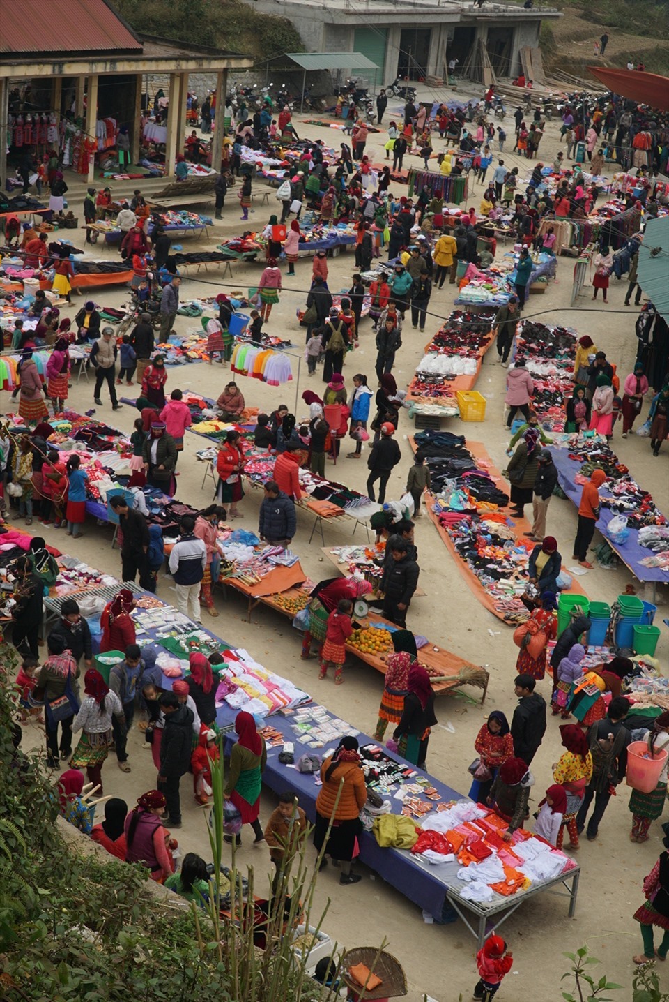 Chợ phiên Yên Minh nhìn từ trên cao (ảnh T.H)