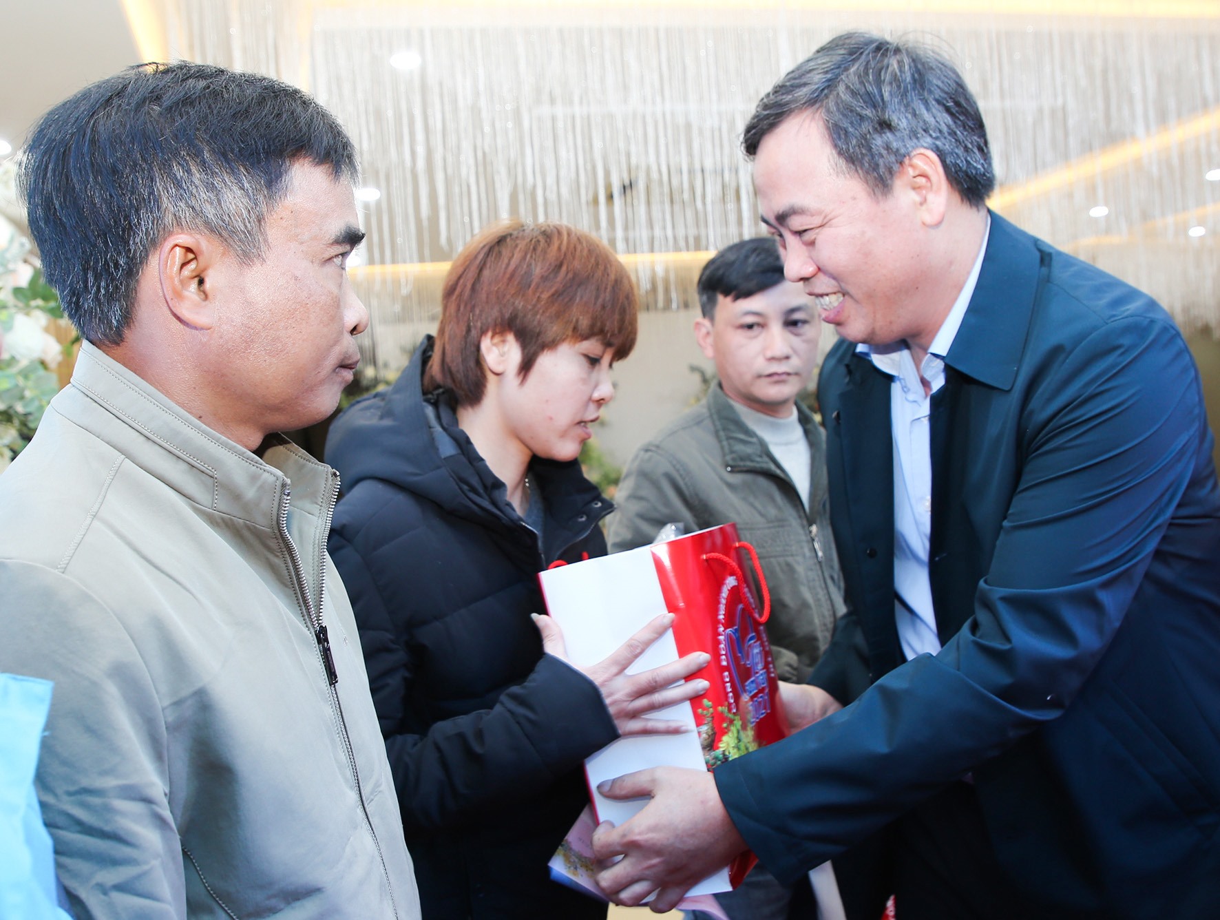 Phó Bí thư Thường trực Tỉnh ủy Nguyễn Đăng Quang trao quà cho công nhân lao động có hoàn cảnh khó khăn- Ảnh: T.L