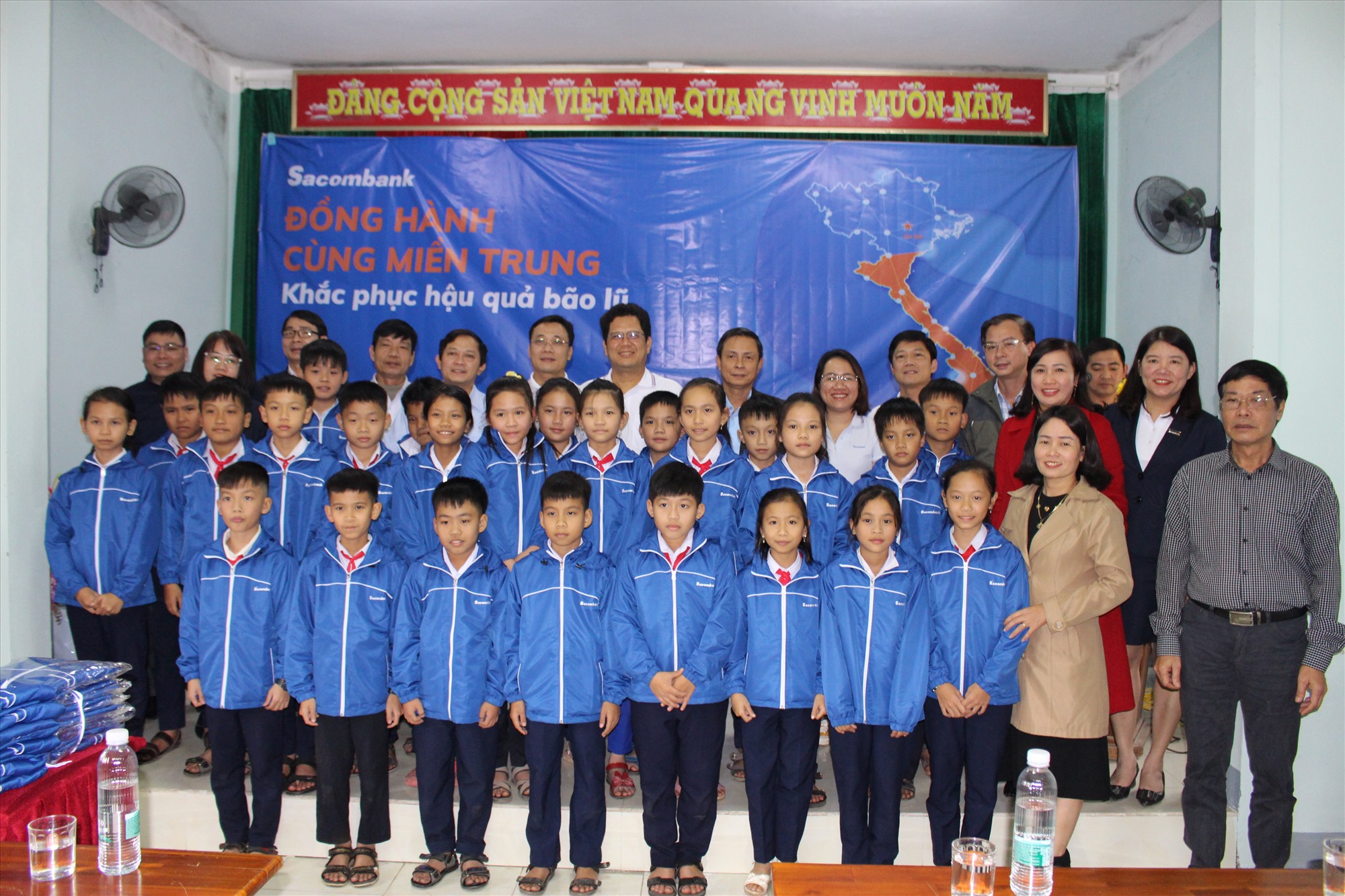 Đại diện lãnh đạo Ngân hàng Sacombank trao tặng áo ấm cho các em học sinh Trường Tiểu học và THCS Hải Lệ, thị xã Quảng Trị - Ảnh: H.T​