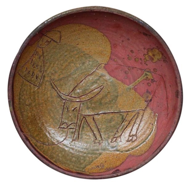 Đĩa gốm hình trâu họa sỹ Lê Thiết Cương vẽ từ năm Đinh Sửu 1997 cũng xuất hiện trong triển lãm. (Ảnh: NVCC)