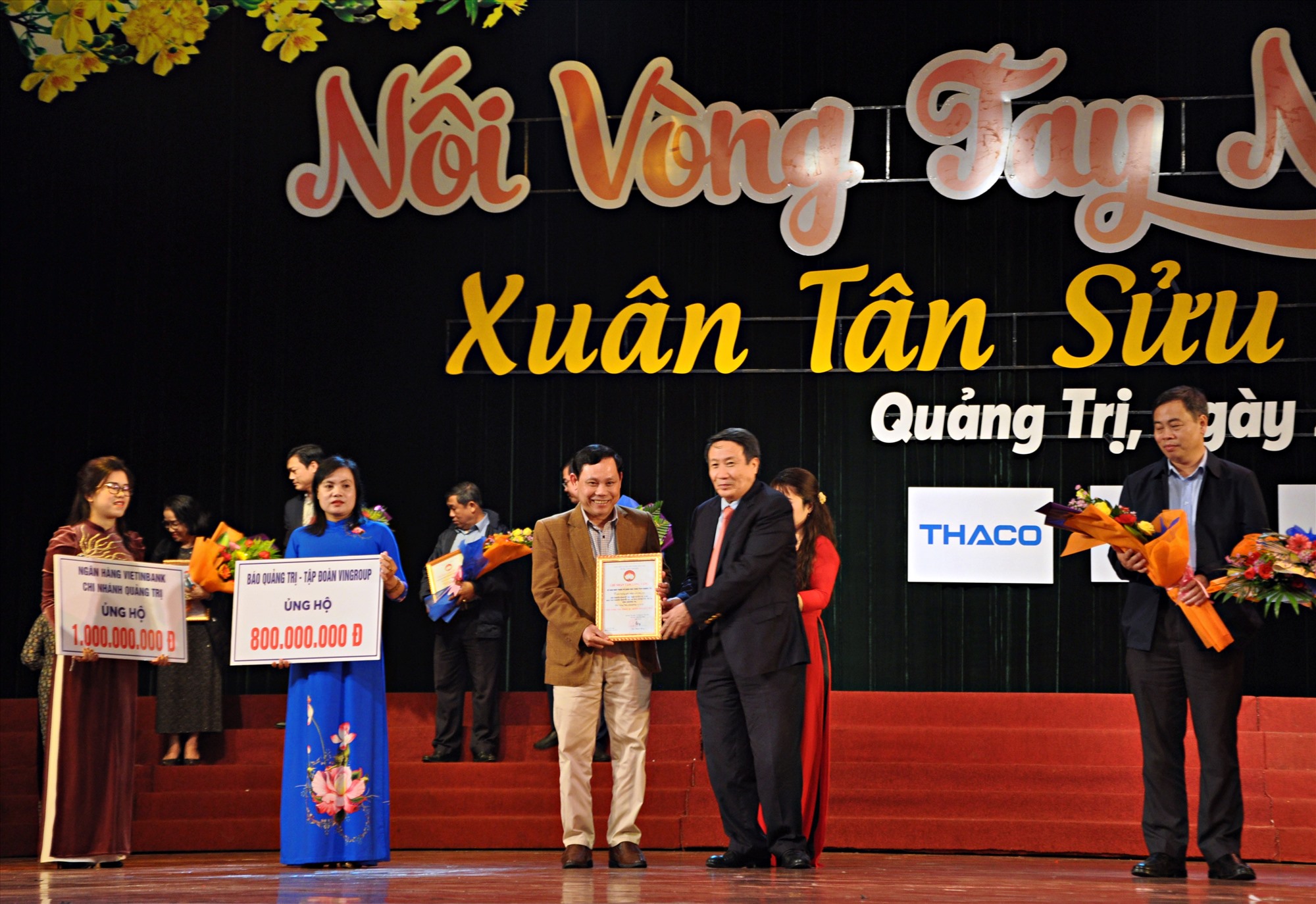 Phó Chủ tịch Thường trực UBND tỉnh Hà Sỹ Đồng trao Bảng ghi nhận tấm lòng vàng cho lãnh đạo Báo Quảng Trị- Ảnh: Q.H