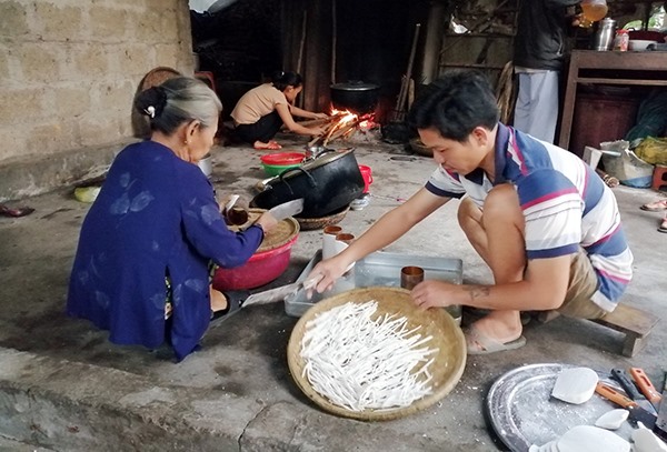Làm bánh canh ở làng Diên Sanh (nay là thị trấn Diên Sanh) huyện Hải Lăng, tỉnh Quảng Trị